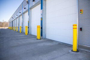 La construction d’un garage de 12 portes de 14 000 pieds carrés permet dès maintenant d’entreposer dans un environnement contrôlé les remorques chargées de matière première qui sont en attente de traitement