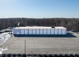 La construction d’un garage de 12 portes de 14 000 pieds carrés permet dès maintenant d’entreposer dans un environnement contrôlé les remorques chargées de matière première qui sont en attente de traitement.