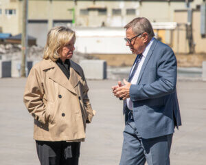 Martine Biron, ministre des Relations internationales et de la Francophonie, ministre responsable de la Condition féminine et députée des Chutes-de-la-Chaudière, ainsi que Gilles Lehouillier, maire de Lévis